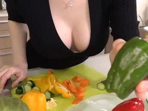 Đường Yên, một con điếm ngực lớn trong ngành công nghiệp khiêu dâm, thủ dâm và từ từ tháo ngón tay ra để chạm vào âm hộ của mình. Mèo của tôi ngứa quá. Bố đang quan hệ với con. Cái cu giả nổ tung trong âm hộ của tôi.