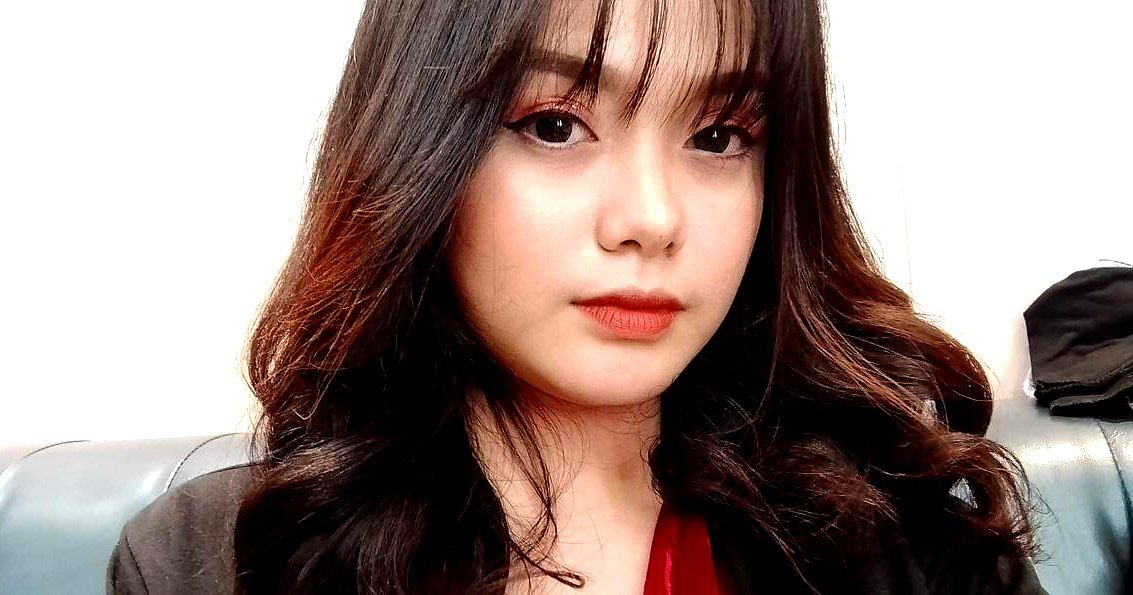 Sự kết hợp hoàn hảo giữa lụa màu da thịt và giày cao gót tạo nên vẻ đẹp cổ điển cho nữ thần